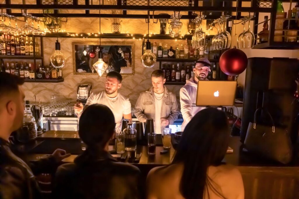 Ζωντανή μουσική στο Χρυσόξυλο, ένα μπαρ στην Εύβοια με ατμόσφαιρα και χαρακτήρα